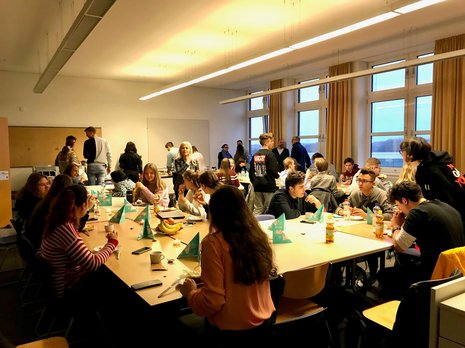 Schüler in der Eckener-Schule in Flensburg machen Mittagspause