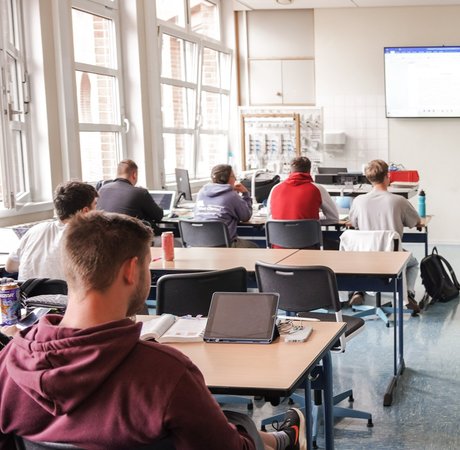 SchülerInnen im Unterricht