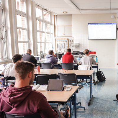 SchülerInnen im Unterricht