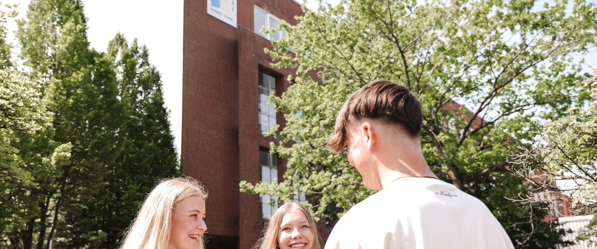 SchülerInnen vor dem Schulgebäude
