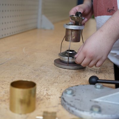 Schüler bearbeitet Metall