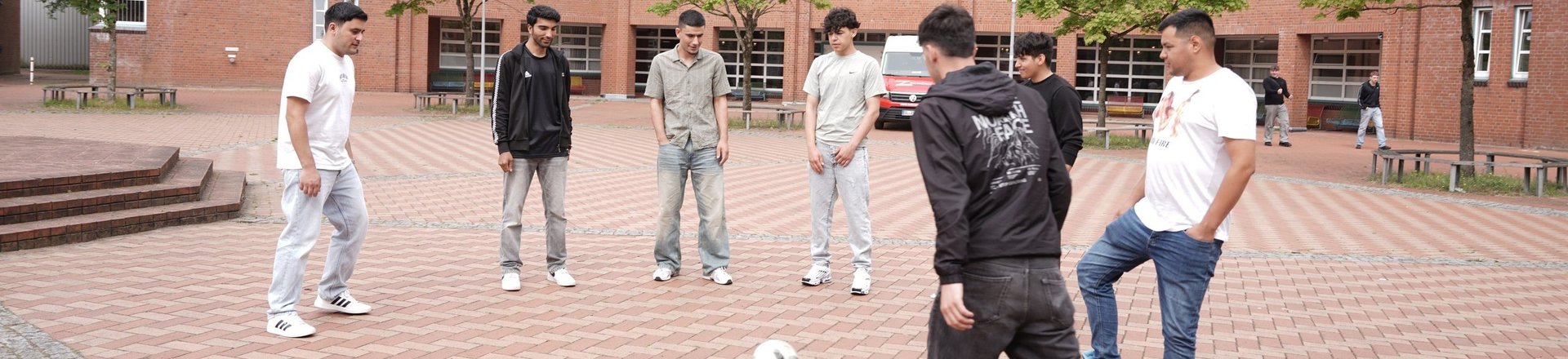 Schüler spielen auf dem Schulhof Fußball