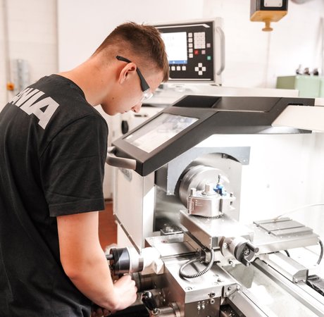 Schüler an der Drehmaschine