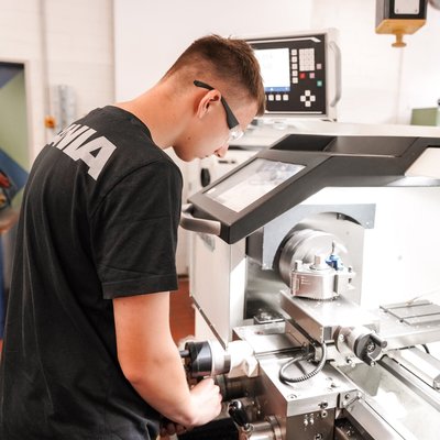 Schüler an der Drehmaschine